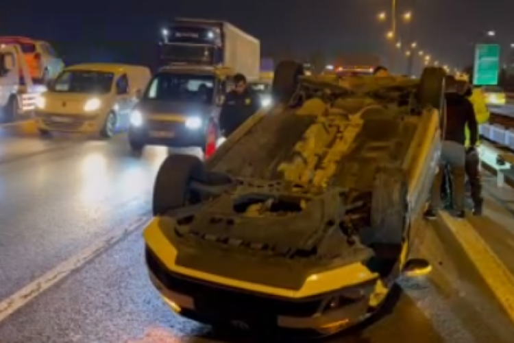 İstanbul'da emniyet şeridinde bekleyen araca otomobil &ccedil;arptı