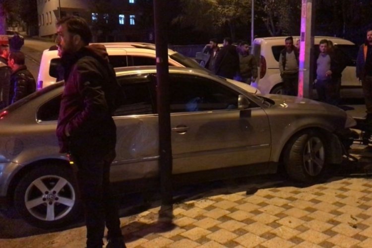 G&uuml;m&uuml;şhane'de ehliyetsiz s&uuml;r&uuml;c&uuml; &uuml;st ge&ccedil;it direğine &ccedil;arptı: 3 yaralı