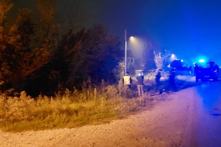 Sakarya'da bisikletli s&uuml;r&uuml;c&uuml;ye &ccedil;arpmamak i&ccedil;in manevra yapan otomobil devrildi