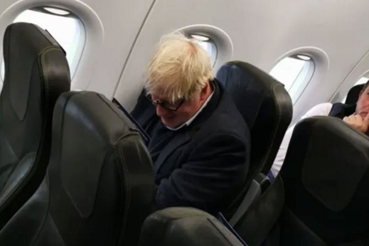 Boris Johnson ekonomi sınıfında İstanbul'a u&ccedil;tu