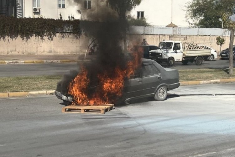 Antalya'da notere satışa g&ouml;t&uuml;receği ara&ccedil; yandı