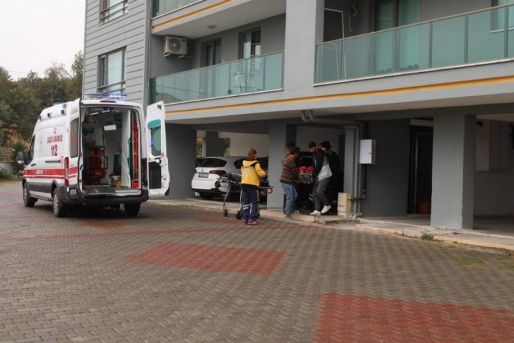 Aydın'da 4 metrelik &ccedil;atıdan d&uuml;şen iş&ccedil;i yaralandı