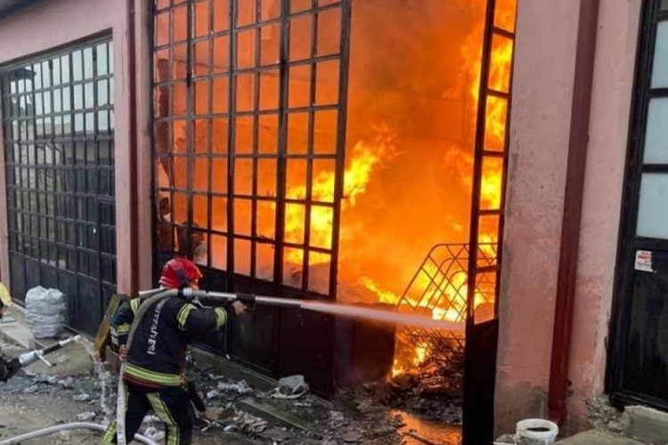 Denizli'de alevlere teslim olan iş yeri k&uuml;le d&ouml;nd&uuml;