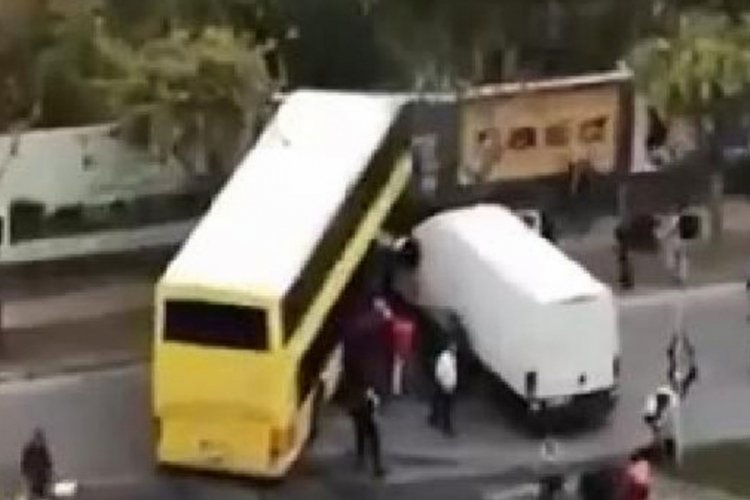 İstanbul'da otob&uuml;s reklam panosuna &ccedil;arptı