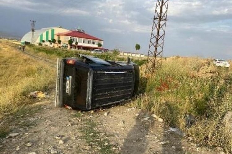 Ağrı'da ticari ara&ccedil; şarampole yuvarlandı: Yaralılar var