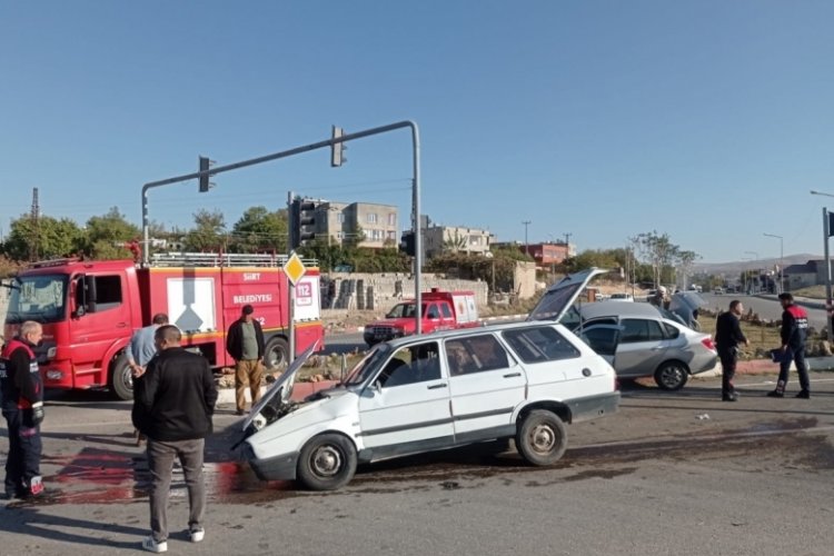 Siirt'te iki otomobil &ccedil;arpıştı:  Yaralılar var