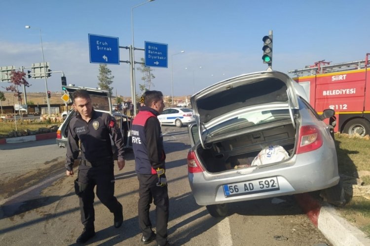 Siirt'te iki otomobil &ccedil;arpıştı: 3 yaralı