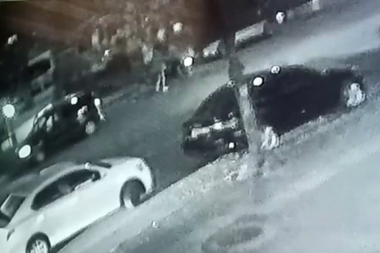 Yolda tartıştıkları kuryeyi bı&ccedil;akla katlettiler!