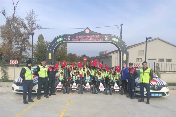 Samsun'da &ouml;ğrencilere trafik eğitimi verdi