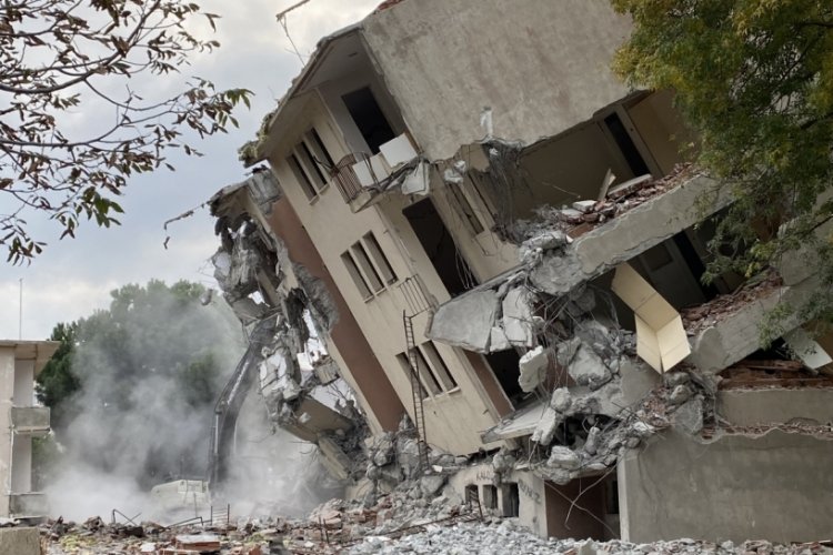 Sinop'ta yıkım esnasında korkutan anlar! Bina yan yattı