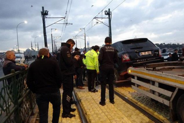 İstanbul'da tramvay yoluna giren cip raylarda asılı kaldı
