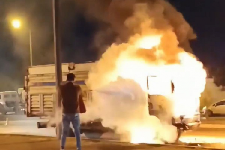 Antalya'da seyir halindeki kamyonet alev alev yandı