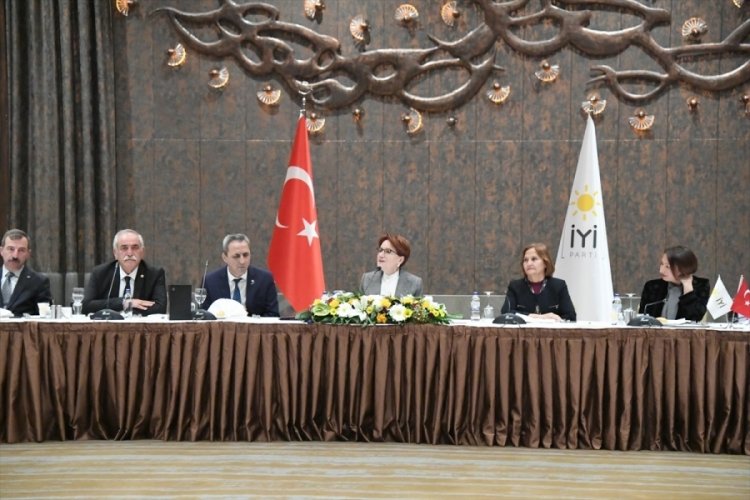 Meral Akşener, partisinin başkanlık divanı ve kurucular kurulu &uuml;yeleriyle buluştu