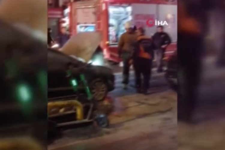 İstanbul'da seyir halindeki otomobil alev aldı