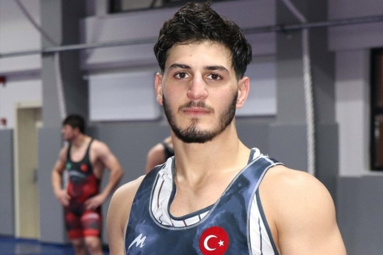 Ailesinden habersiz başladığı g&uuml;reşte Balkan ve T&uuml;rkiye şampiyonu oldu