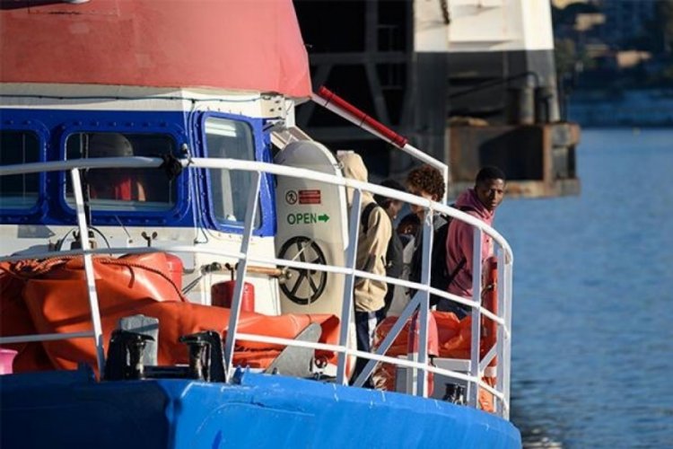 İtalya İ&ccedil;işleri Bakanı'nın reddettiği g&ouml;&ccedil;menlerden &uuml;&ccedil;&uuml; denize atladı