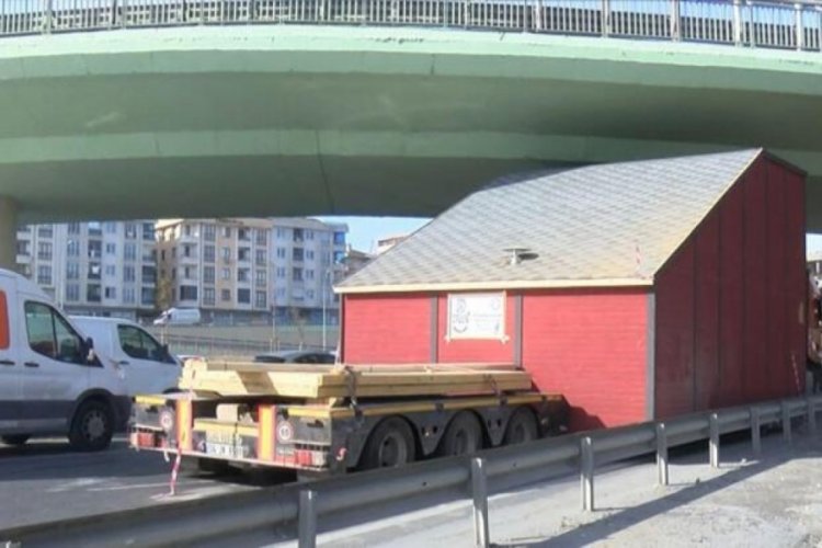 Prefabrik ev taşıyan tır varyant altında sıkıştı!