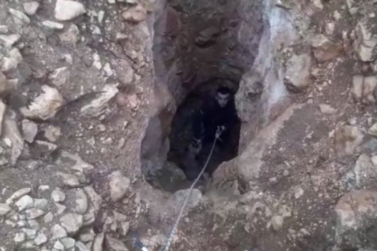 Definecilerin a&ccedil;tığı &ccedil;ukura d&uuml;şt&uuml;, itfaiye kurtardı