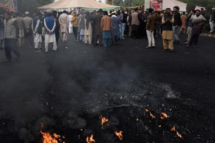 Pakistan'da Han destek&ccedil;ileri otoyolları kapattı
