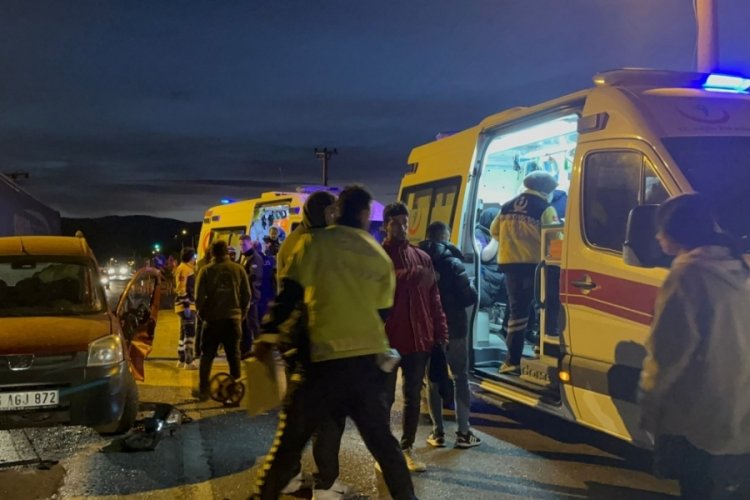 Bursa'da iş&ccedil;i servisi ile kamyonet &ccedil;arpıştı! 7 yaralı