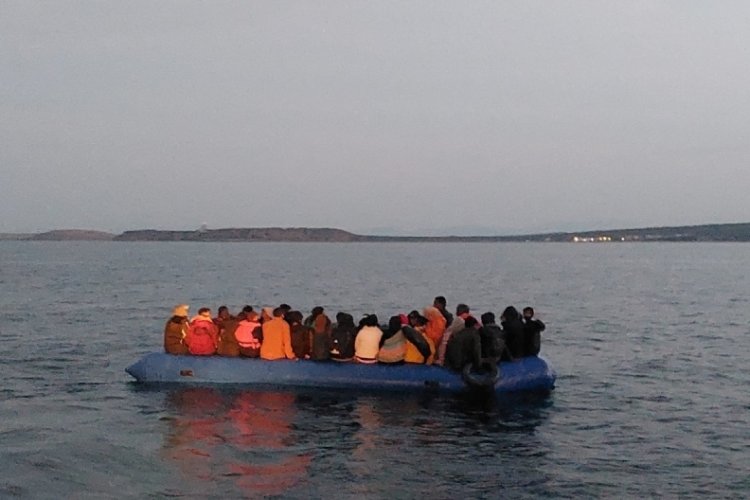 Balıkesir'de 54 d&uuml;zensiz g&ouml;&ccedil;men kurtarıldı