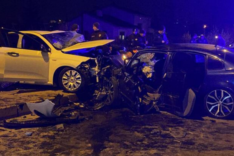 Kayseri'de iki otomobil &ccedil;arpıştı: 2 &ouml;l&uuml;, 6 yaralı