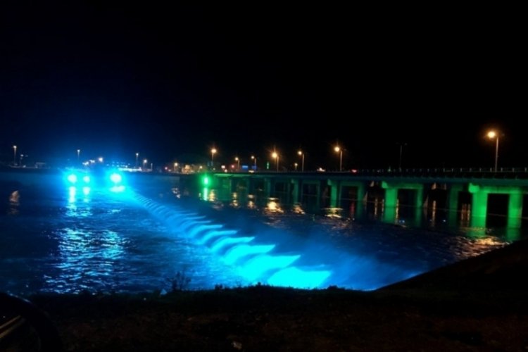 Zonguldak'ta k&ouml;pr&uuml;ye &ccedil;ıkan şahıs g&uuml;&ccedil;l&uuml;kle ikna edildi