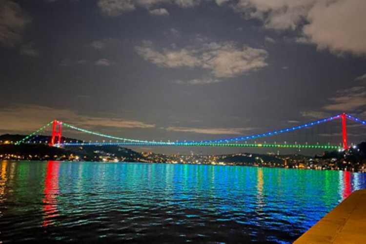 İstanbul'un k&ouml;pr&uuml;leri Azerbaycan bayrağı renklerine b&uuml;r&uuml;nd&uuml;