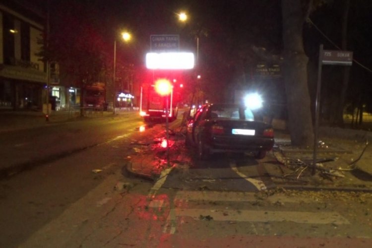 D&uuml;zce'de otomobil ağaca &ccedil;arptı, şof&ouml;r&uuml; aracı bırakıp ka&ccedil;tı