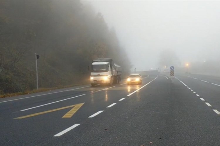 Bolu Dağı'nda sis nedeniyle g&ouml;r&uuml;ş mesafesi 30 metreye kadar d&uuml;şt&uuml;