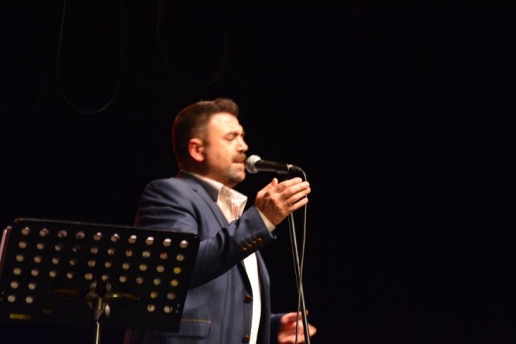 Bursalı m&uuml;zikseverler Ali Enginay'a yoğun ilgi g&ouml;sterdi