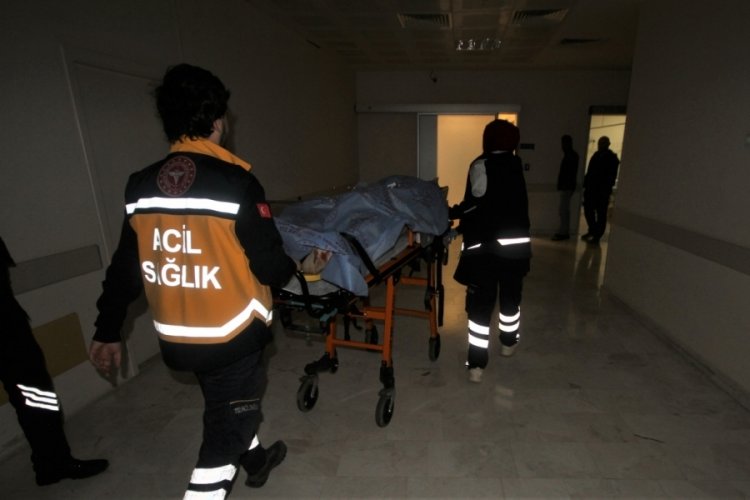Konya'da evinin &ouml;n&uuml;nde bı&ccedil;aklanan kişi hastaneye kaldırıldı
