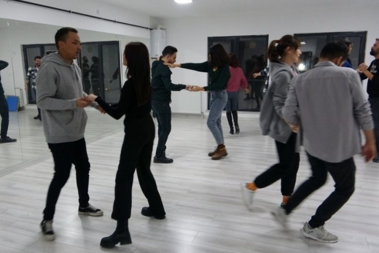 Afgan g&ouml;&ccedil;men g&uuml;nd&uuml;z terzilik, akşam, dans eğitmenliği yapıyor