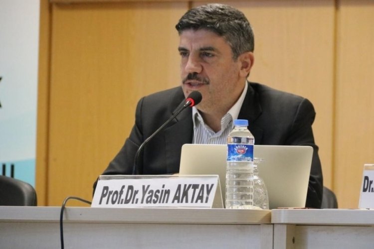 Yasin Aktay: T&uuml;rkiye b&uuml;y&uuml;yen bir &uuml;lke, bu y&uuml;zden g&ouml;&ccedil; alıyor