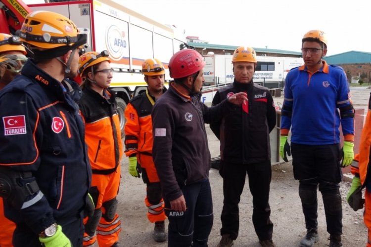 Van depreminin kahramanları  'acı g&uuml;nleri' unutamadı