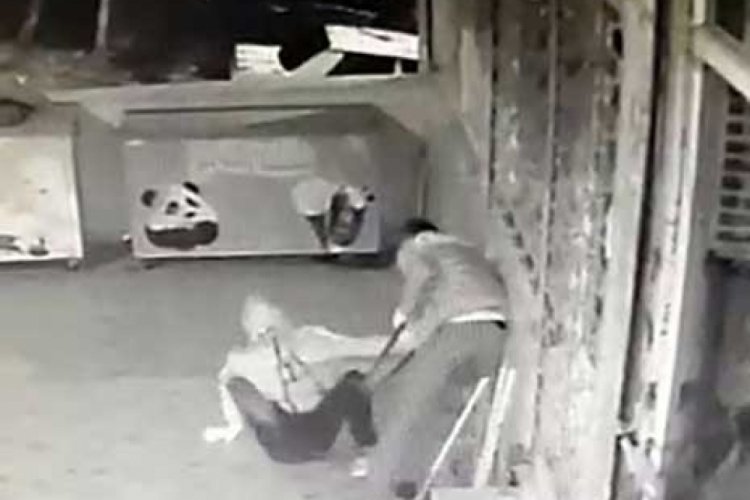 İstanbul'da acemi hırsızlar a&ccedil;amadıkları kapı i&ccedil;in kavga etti