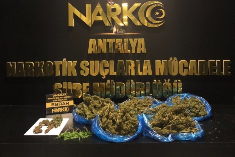 Antalya'da 9 kilo eroin polise takıldı