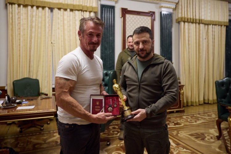 Sean Penn, Zelenski'ye Oscar'ını hediye etti