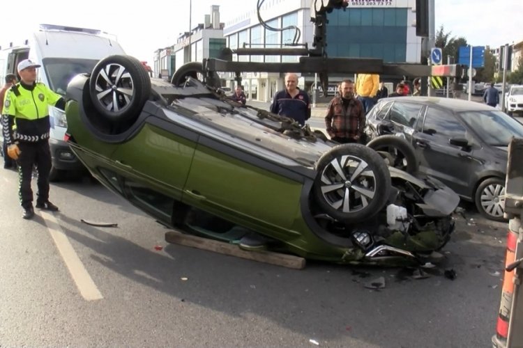 İstanbul'da kırmızı ışıkta bekleyen otomobile &ccedil;apan otomobil takla attı: 2 yaralı