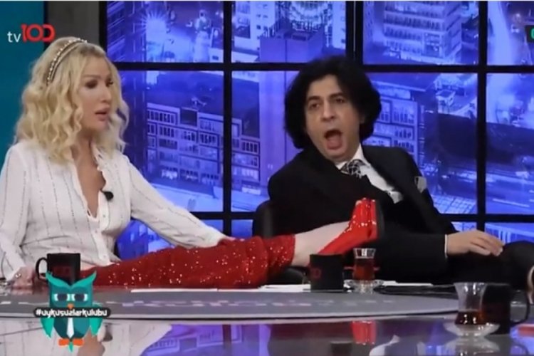 Seda Sayan bacağını masaya uzattı