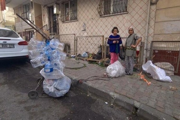 İstanbul'da kağıt toplayıcısı polise bı&ccedil;ak &ccedil;ekti... "M&uuml;cadele ediyorum"