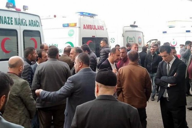Ağrı'daki kazada &ouml;len 8 kişinin cenazesi ailelerine teslim edildi