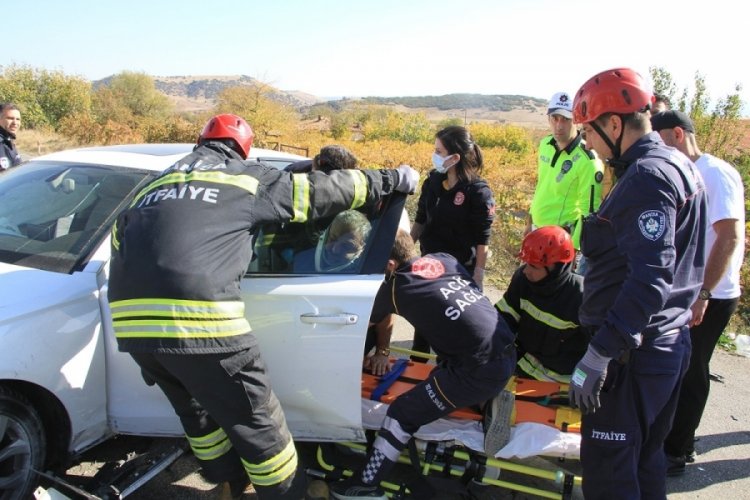 İki otomobil kavşakta &ccedil;arpıştı: 1'i ağır 4 yaralı