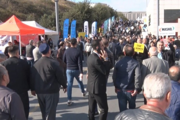 İTO'da se&ccedil;im g&uuml;n&uuml; kuyruk oluştu