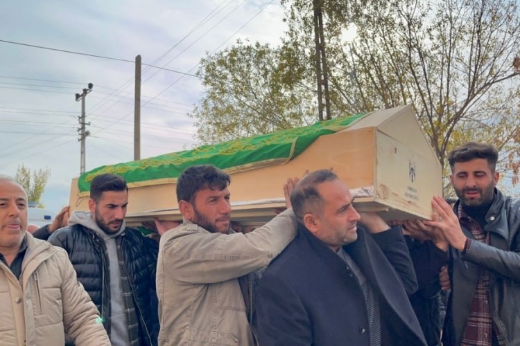 İki tırın &ccedil;arpması sonucu hayatını kaybeden 16 yaşındaki kız son yolculuğuna uğurlandı