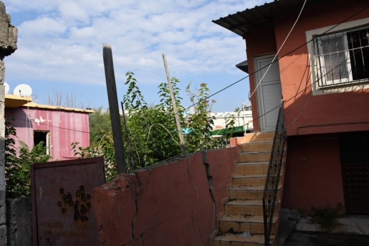 Mersin'deki 'gizemli ev' harabeye d&ouml;nd&uuml; iddiası mahalle sakinlerini kızdırdı