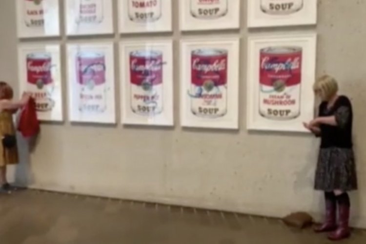 Avustralya'da ressam Andy Warhol'un tablosu hedef alındı