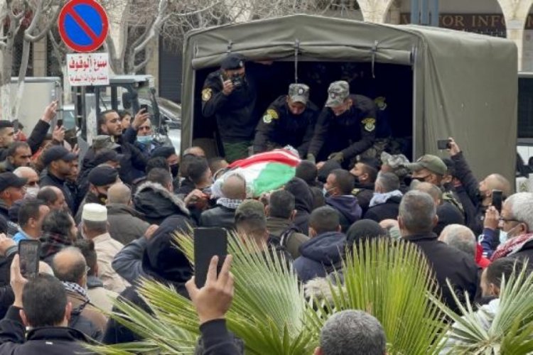 İsrail g&uuml;&ccedil;lerince Nablus'ta &ouml;ld&uuml;r&uuml;len Filistinlinin cenazesi toprağa verildi