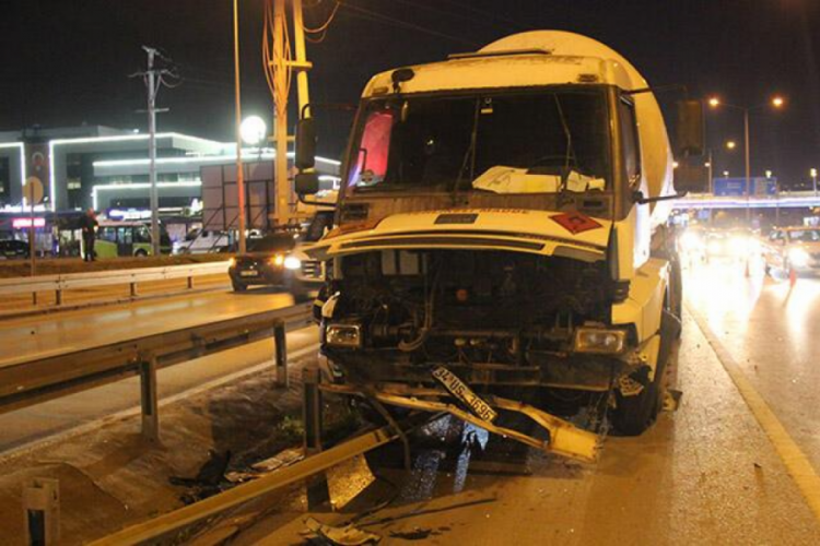 Kocaeli'nde LPG y&uuml;kl&uuml; tanker kaza yaptı!