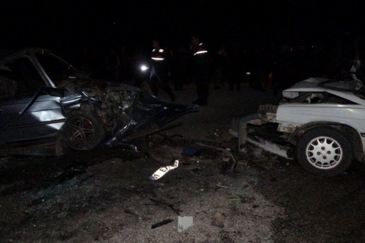 Mersin'de iki otomobil kafa kafaya &ccedil;arpıştı: 2 &ouml;l&uuml;, 5 yaralı